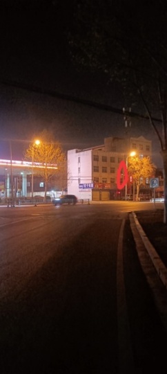 出租新华西路门面两间，牡丹园加油站旁边（虎子轮胎隔壁））四室两厅,300㎡